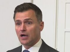 俄勒岡州總檢察長丹·雷菲爾德 (Dan Rayfield) 在第一次針對特朗普的訴訟一年後主持了一場擠滿了人的市政廳