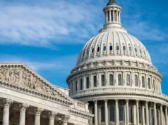 在一項新的中期民意調查中,民主黨以 48% 比 43% 領先共和黨