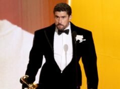 Bad Bunny 在格萊美演講期間宣布“ICE Out”,比伯斯走紅地毯時佩戴反 ICE 鈕扣