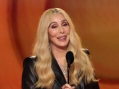 79 歲的雪兒 (Cher) 身穿透明連身褲出席 2026 年格萊美頒獎典禮