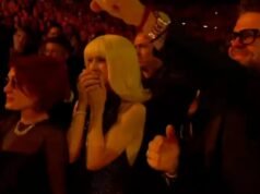 Sharon 和 Kelly Osbourne 表演了 Post Malone & Slash 向已故搖滾偶像奧茲致敬的格萊美令人心碎的歌曲。