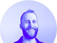 埃隆·馬斯克的小狗仍然脫掉男人的衣服