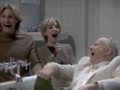 斯特蘭·斯卡斯加德在《SNL》節目中支持亞歷山大·斯卡斯加德