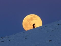 在東方天空觀看完整的“雪月”。 2月1日日落