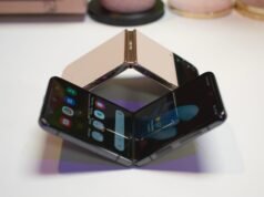 蘋果可能很快就會推出翻蓋式可折疊 iPhone,以與三星的 Flip 手機競爭