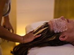 “頭部高潮”是怎麼回事?面對面 ASMR 水療中心的興起