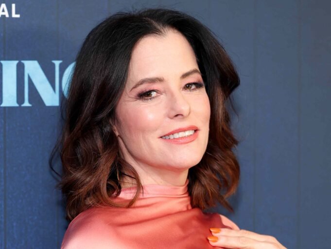 Parker Posey 使用抗衰老黑客購物積分來撫平「皮革般的鱷魚皮」皮膚