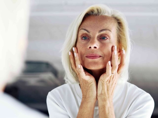 一位 65 歲老人稱讚這款 15 美元的緊緻豐盈視黃醇霜讓他看起來“一天比一天年輕”