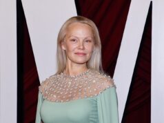 帕梅拉安德森 (Pamela Anderson) 對《海灘救護隊》的重啟做出了令人震驚的聲明……30 年後,她因最初的熱門節目而聲名鵲起