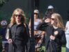 朱莉婭·羅伯茨 (Julia Roberts) 在參加侄女艾瑪·羅伯茨 (Emma Roberts) 的婚禮後,帶著長相酷似 21 歲的女兒黑茲爾 (Hazel) 外出
