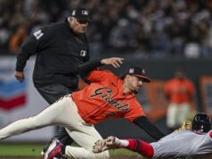 拉斐爾·德弗斯在第 10 局的安打讓巨人隊戰勝了天使隊。
