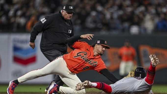 拉斐爾·德弗斯在第 10 局的安打讓巨人隊戰勝了天使隊。