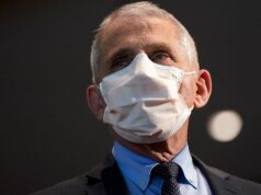 老鷹隊主教練維克·方吉奧在新聞發布會上嘲笑安東尼·福奇參議院聽證會的場景