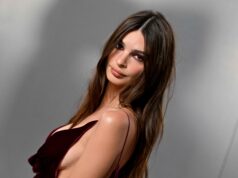 Emily Ratajkowski 厚顏無恥的豹紋比基尼泳褲搭配撞色上衣,開啟夏日風景之旅