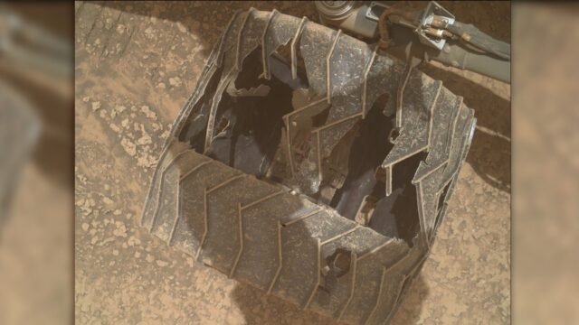 好奇號火星探測器於 2026 年 7 月 24 日檢查破損輪子的圖像。 好奇號火星探測器於 2026 年 7 月 24 日檢查破損輪子的圖像。