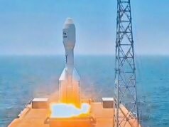 中國破紀錄的重力一號火箭從海上的一艘船上發射了9顆衛星(影片)