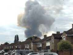 英格蘭發生化肥爆炸犯罪後,消防隊員正與火焰搏鬥