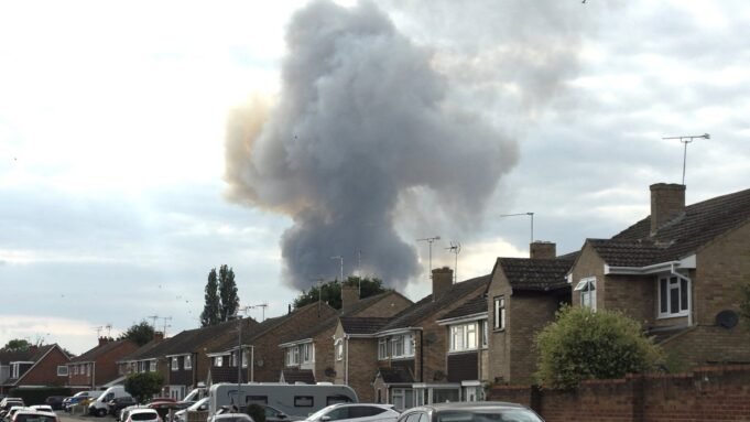英格蘭發生化肥爆炸犯罪後，消防隊員正與火焰搏鬥