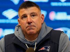 麥克弗拉貝爾 (Mike Vrabel) 抵達愛國者隊新聞發布會,手裡拿著一隻小狗,迴避戴安娜羅西尼 (Diana Rossini) 的問題