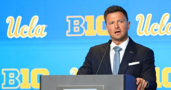 加州大學洛杉磯分校 (UCLA) 的領導者鮑勃·切斯尼 (Bob Chesney) 表示相信棕熊隊會獲勝。 加州大學洛杉磯分校 (UCLA) 的領導者鮑勃·切斯尼 (Bob Chesney) 表示相信棕熊隊會獲勝。