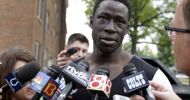 陷入困境的前 NFL 線衛 Daniel Adongo 被 ICE 驅逐到肯亞。