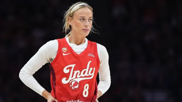 母女在 WNBA 比赛中威胁女子球衣 母女在 WNBA 比赛中威胁女子球衣