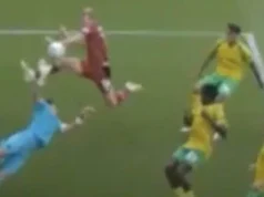 西布朗球星因令人惊叹的手球进球引发争议 West Brom star sparks controversy with stunning handball goal