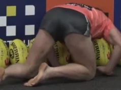 AFL球星赛前像狗一样嗅每只脚 AFL star sniffs every footy like a dog before a match