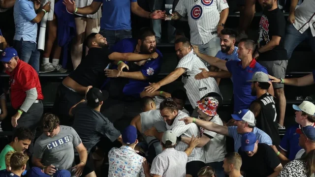 恶毒的暴徒在看台上斗殴,导致美国职业棒球大联盟 (MLB) 比赛陷入混乱 恶毒的暴徒在看台上斗殴,导致美国职业棒球大联盟 (MLB) 比赛陷入混乱