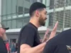 这位前NBA球星在与球迷的一场X级对抗中瞄准了WNBA选秀 Ex-NBA star targeting WNBA Draft in X-rated confrontation with fans