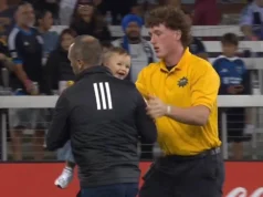 由于婴儿离开球场,美国职业足球大联盟 (MLS) 比赛停止 MLS game gets interrupted as a BABY escapes onto the field