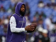 这位 NFL 球星据称在被捕前“将女友推到墙上”。 NFL star allegedly 'shoved girlfriend into a wall' before arrest