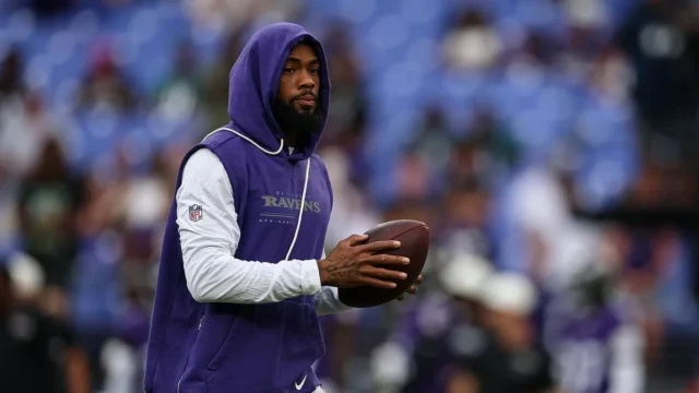 这位 NFL 球星据称在被捕前“将女友推到墙上”。 这位 NFL 球星据称在被捕前“将女友推到墙上”。