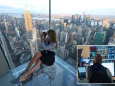 研究显示纽约市已取代旧金山成为最大的科技人才中心 A woman takes pictures as photographers, content creators, and visitors attend an event to celebrate World Photography Day at sunrise at SUMMIT One Vanderbilt in New York City on Wednesday, August 19, 2026. (AFP)