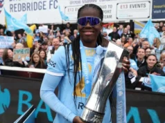 曼联队的费尔南德斯和曼城队的肖被授予英超年度最佳球员奖 Soccer Football - Women's Super League - West Ham United v Manchester City - Chigwell Construction Stadium, London, Britain - May 16, 2026 Manchester City's Khadija Shaw celebrates with the trophy after winning the Women's Super League Action Images via Reuters/Paul Childs