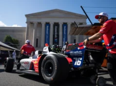 照片:印地赛车作为 Freedom 250 的一部分飞速驶过华盛顿地标 Photos: IndyCars speed past Washington landmarks as part of Freedom 250