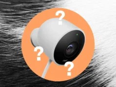 Google 的宠物记忆功能忘记了我的猫是谁 Tuxedo cat sitting in front of a home security camera.