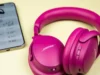 第二代 Bose QuietComfort 耳机不错,但并不突出 Gen 2 Bose QuietComfort Headphones sitting on a pale yellow surface next to a USB-C charger and black Bose case.