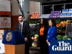 纽约一家商业集团就市营杂货店计划起诉马姆达尼 New York business group sues Mamdani over city-owned grocery stores plan