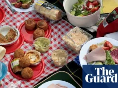 英国购物者在热浪中抢购野餐食品,菜单上“挑剔” ‘Picky bits’ on the menu as British shoppers snap up picnic food in heatwave