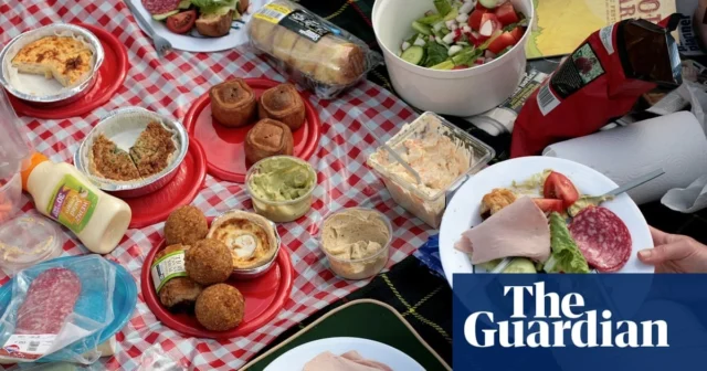 英国购物者在热浪中抢购野餐食品,菜单上“挑剔” 英国购物者在热浪中抢购野餐食品,菜单上“挑剔”