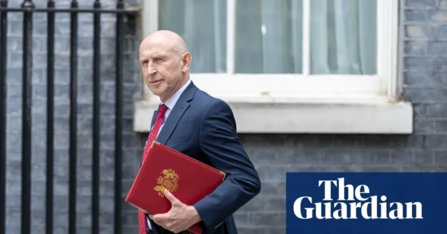 约翰·希利 (John Healy) 准备第一份预算时，英国报告意外赤字 18 亿英镑