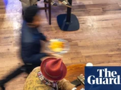 “无法享受你的品脱”:Wetherspoons 顾客欢迎禁止大声打电话 Gary holding a pint and smiling for photo
