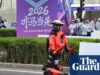 中国机器人100m冲刺跑速超过尤塞恩·博尔特的世界纪录 A robot holding a tennis racket dives for the ball.