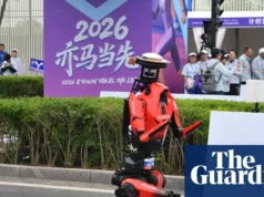 中国机器人100m冲刺跑速超过尤塞恩·博尔特的世界纪录 A robot holding a tennis racket dives for the ball.