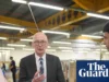 “工作对你有好处”:英国计划如何帮助解决青少年心理健康危机 Pat McFadden talks to young people in Boots HQ at a roundtable with a logo in the background