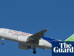 这架客机被宣传为中国对波音和空客制造的第一架国际客机的回应 China’s C919, its first self-developed large passenger jetliner, is unveiled in Shanghai in November 2015.