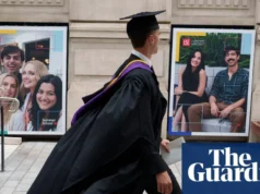 英国毕业生职位空缺降至十年来最低水平 UK graduate job vacancies plunge to lowest in a decade