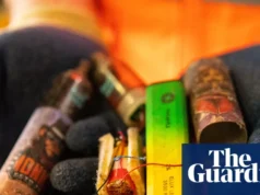 数据显示,回收中心的电池火灾每年给英国造成 10 亿英镑的损失 Firefighters attend bin lorry fire in London