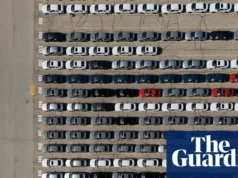 特朗普宣布对加拿大汽车、卡车和钢铁征收50%的新关税 Trump announces new 50% tariff on Canadian cars, trucks and steel